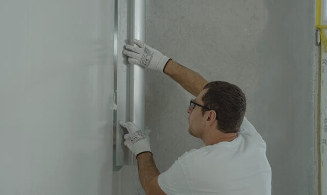 Maler spachtelt professionell.