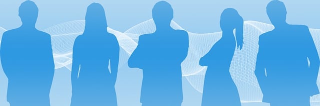 Verschiedene Fachkräfte arbeiten in einem modernen und professionellen Arbeitsumfeld.